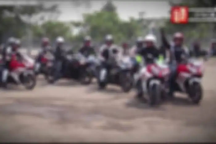 Yamaha bekerjasama dengan komunitas Yamaha Revs CBU (YRC) Indonesia mengadakan defensive riding training di Lapangan Parkir Pacuan Kuda, Pulomas, Jakarta Timur, Sabtu 31 Mei. Motor yang digunakan adalah YZF-R25, YZF-R15 dan juga YZF-R6 dan T-Max.