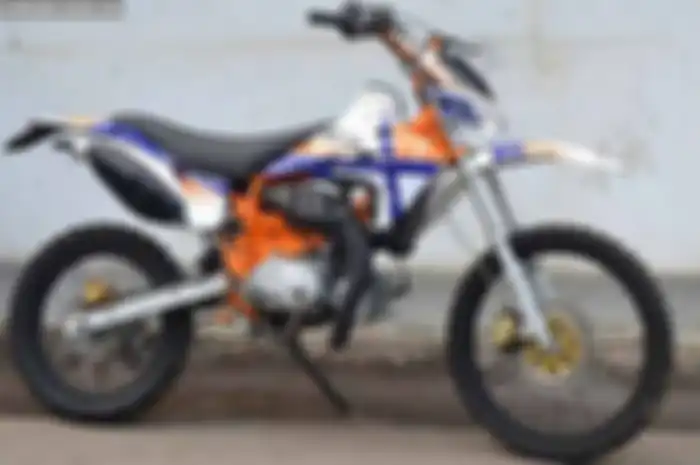 Punya besutan lawas bermesin 2-tak pastinya bosan. Hal itu yang membuat pikiran Herman Felani bermacam-macam. “Daripada mubazir, mendingan dipermak sekalian. Biarpun motor ini terbilang jadul, tapi tampilannya harus terlihat pangling,” ungkap Herman 