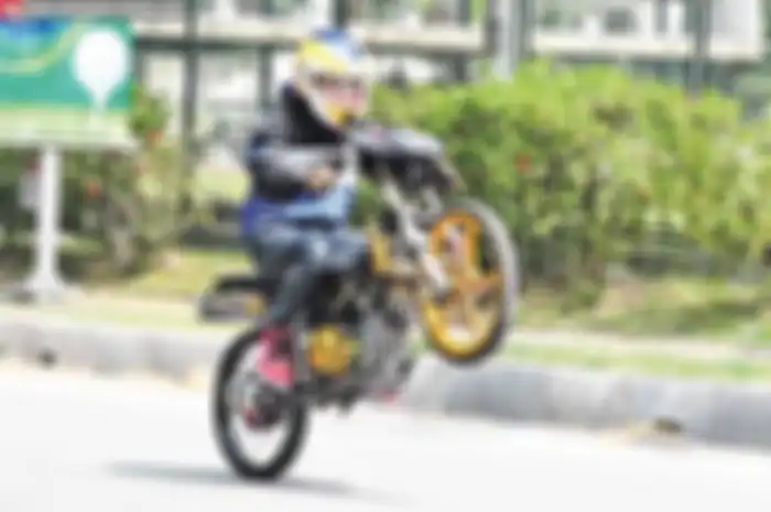 Dibuat untuk spek selembaran, tak membuat pacuan Bayu Jason di balapan malam ini hanya menerima lawan dengan spek yang sama pula. Ini modifikasi Yamaha Jupiter MX 135 untuk balapan malam