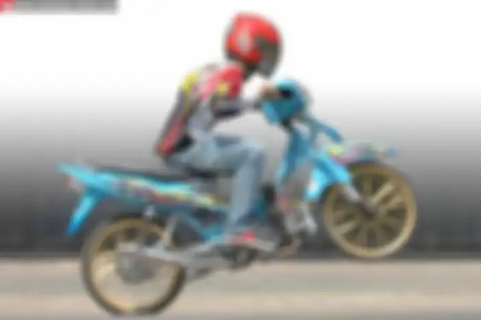 Pengaplikasian cylinder head dan blok milik Suzuki F-150 kini makin rame di Jawa Timuran. Salah satunya Yamaha Jupiter Z DOHC temuan Gresik. Jupiter Z DOHC ini milik Muhammad Ahsanun Hamdani, warga Gresik ini. Sekarang, larinya makin ngacir setelah m