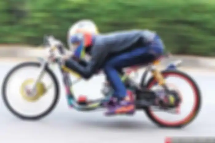Skubek balap 200 cc garapan Dan’s Racing ini sukses merajai Ajang Indorace Kejurda Drag Bike 201 M. Podium  di gawean Sumber Production Seri 1 MSS Racing Kay Mei 2015 lalu. Acara di Sirkuit Kawasan Jababeka, Kabupaten Bekasi, Jawa Barat. Malah, inila