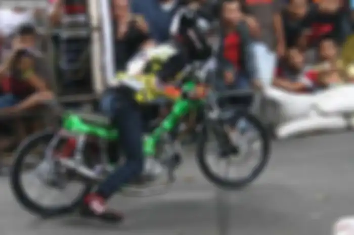 Yamaha Vega tim Samodro Pitik Sukoharjo makin menonjol di kelas bebek tune up 130 cc. Motor dipacu Mahmud Arjuna dan Niko Sakaw ini konsisten di catatan waktu 8,1 detik. Mengandalkan kompresi padat jadi kunci ubahan yang dilakukan Beny Sulistyo Tri A