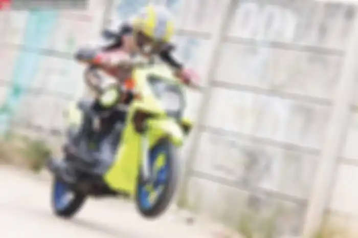 Jika sobat EM-Plus melihat skubek yang satu ini, pasti sudah tidak asing lagi. Yap, soalnya pernah mejeng di cover akhir tahun lalu, ketika jadi The Best of The Best Yamaha Cuzztomatic 6. Waduh... Sekarang kok jadi motor balap nih? Mau tahu panduan b