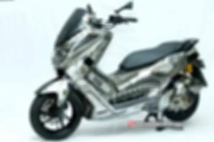 Donny Alfariza bikin karat di hampir seluruh bodi Yamaha NMAX berkarat. "motor sekarang dibuat di zaman dulu. Pasti kalau bodinya pakai bahan plat besi, sekarang pasti berkarat karena kemakan usia,” ucap Donny selaku owner Donz Autobodyworks. Nih, ba