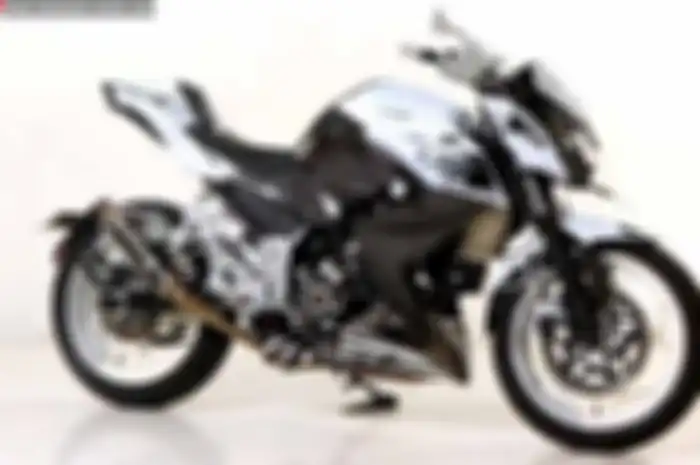 Kawasaki Z250 lahir sebagai naked tulen dengan tongkrongan sangar berotot. Namun, siapa bilang motor ini tidak bisa tampil centil. Coba lirik Z250 garapan Xtreme Motor Sport (XMS). Baut monel dan pernak-pernik kinclong terpasang rapi dan apik di moto