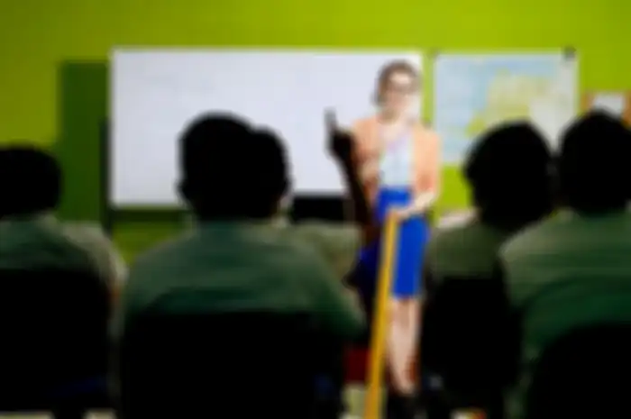 Tipe guru yang disenengin di sekolah yaitu guru cantik dan baik