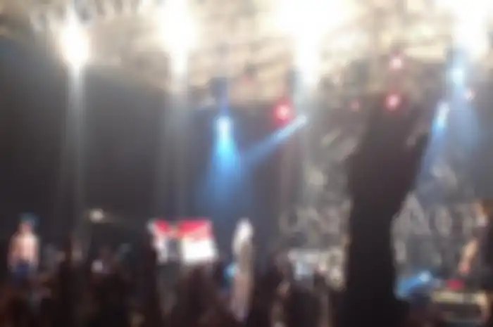 One Ok Rock Kibarkan Bendera Indonesia di Atas Panggung
