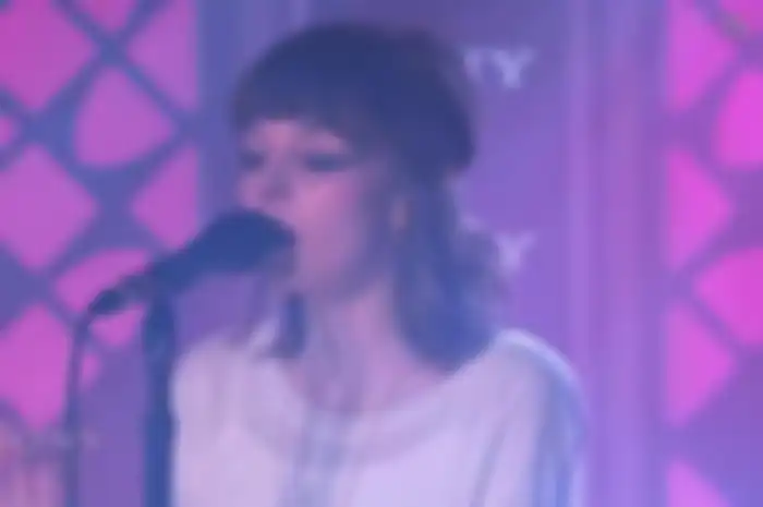 CHVRCHES Bawakan The Mother We Share dan Lies Di Jimmy Kimmel Live