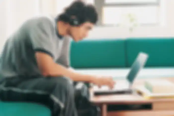 Kuliah secara online dari rumah bisa bebas memilih tempat dan waktu belajar