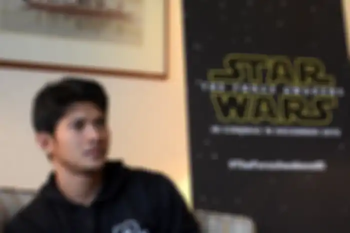 Iko Uwais waktu lagi ngobrol-ngobrol sama HAI