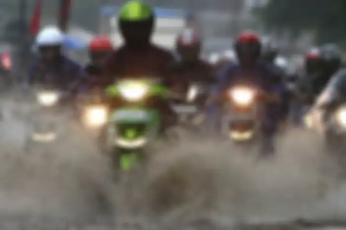 5 Tips Memilih Jas Hujan