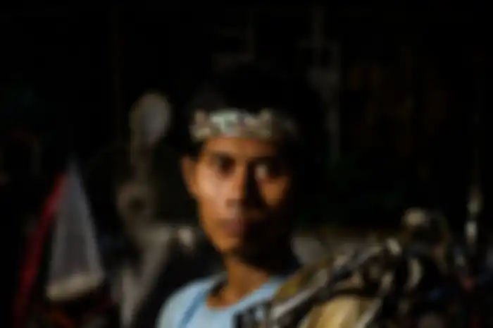 Potret Tawan dengan tangan robot eksoskeleton karyanya yang dikerjakan selama 6 minggu setelah tangan kirinya lumpuh tanpa sebab yang pasti.