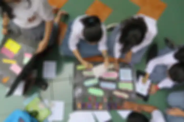 teman-teman SMAN 81 Jakarta sedang rapat membuat media sekolah