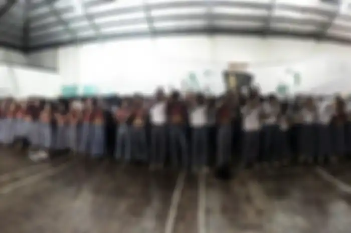 Suporter sekolah sedang berlatih 