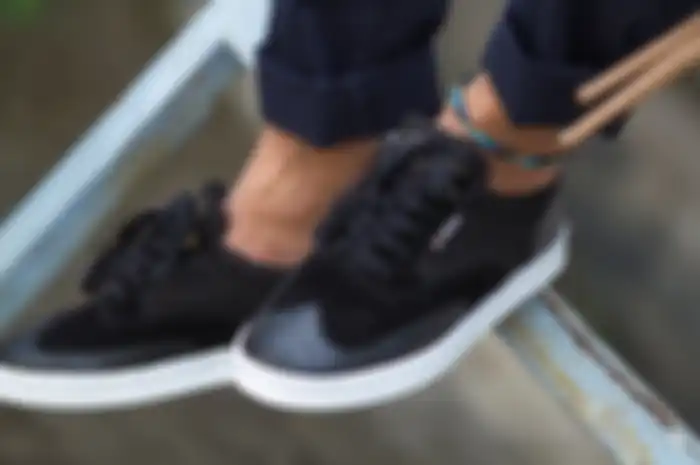 Mau beli sepatu yang trendy dan keren tapi nggak mau ngehabisin banyak uang? Sneakers lokal bisa jadi pilihan.