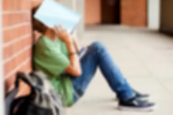Antara karena bermasalah, atau asik sama dunia sendiri. Itu alasan mahasiswa di drop out