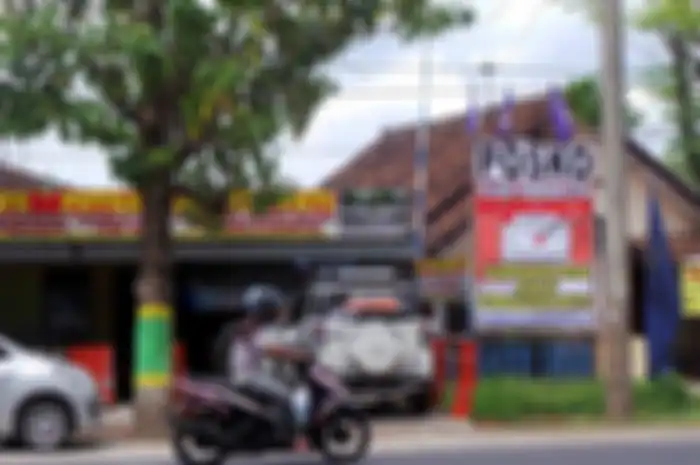 Poster dukungan terhadap kotak kosong terbentang di depan posko relawan pemenangan kotak kosong, Jalan Juwana-Pati, Kabupaten Pati, Jawa Tengah, Jumat (13/1)
