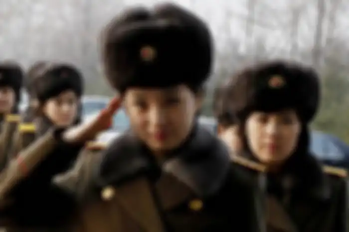The Moranbong Band berpakaian sebagai tentara