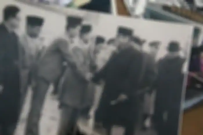 Gatot Wilotikto saat menyambut kedatangan Bung Karno di Korea Utara