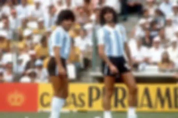 Mario Kempes ketika membela Timnas Argentina bersma dengan Maradona