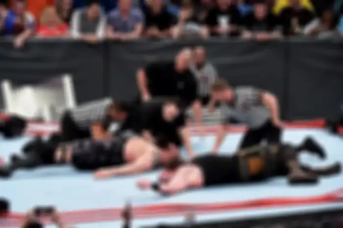 Big Show dan lawannya sedang terkapar tak berdaya