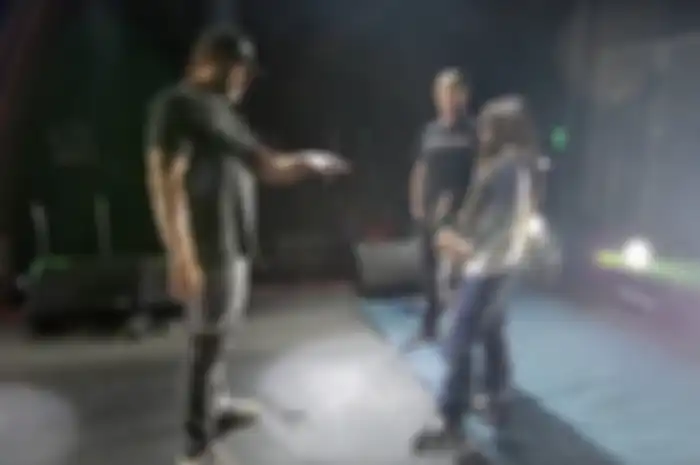 Robert Trujillo dan anaknya Tye Trujillo di atas panggung (foto: Doc. Korn)