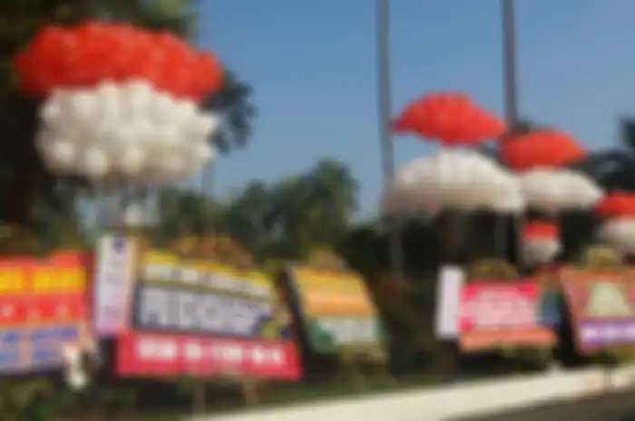 Pendukung membawa balon-balon untuk Ahok ke Balai Kota DKI Jakarta, Jalan Medan Merdeka Selatan, Senin (8/5/2017).