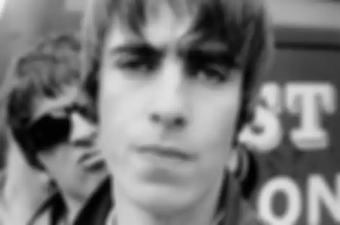 Liam Gallagher bersama sang kakak di belakangnya.