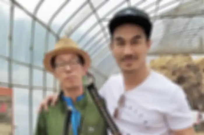 Joe Taslim bersama seorang guru bela diri Kumdo di Korea Selatan