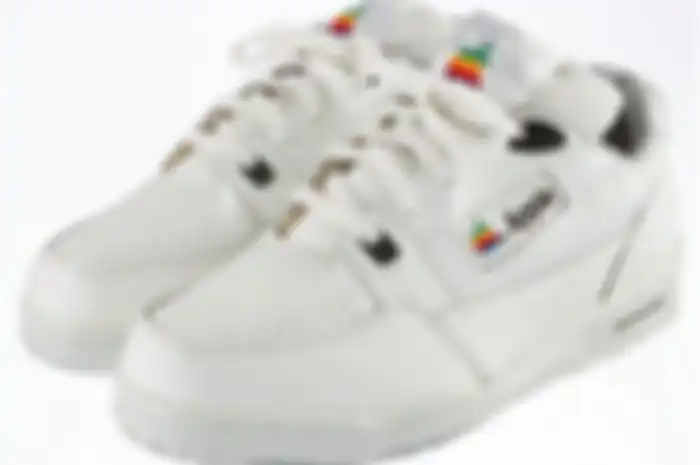 sneakers buatan Apple. 