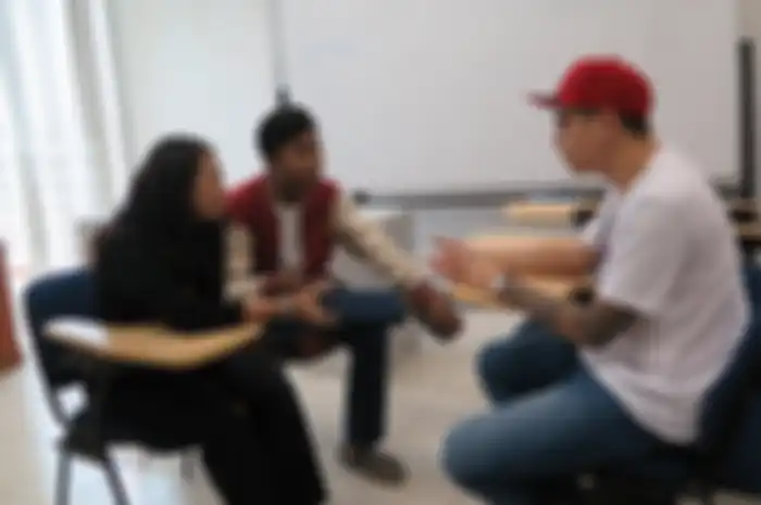 Zhafira dan Fachrul sedang mewawancara Keju alias Kevin Julio