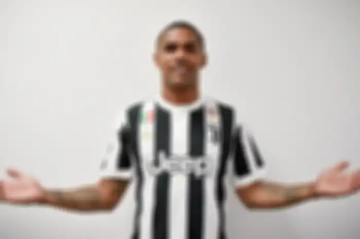 douglas costa resmi ke Juventus