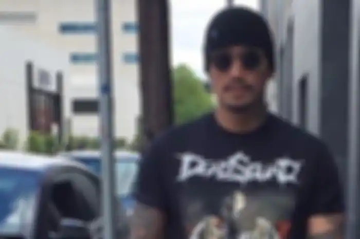 Tora Sudiro mengenakan kaos Deadsquad!