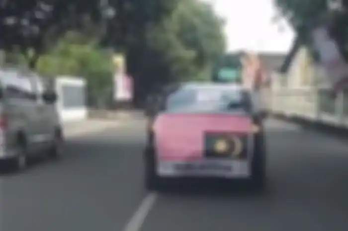 warga Solo keliling jalanan Kota Solo dengan Bendera Malaysia terbalik