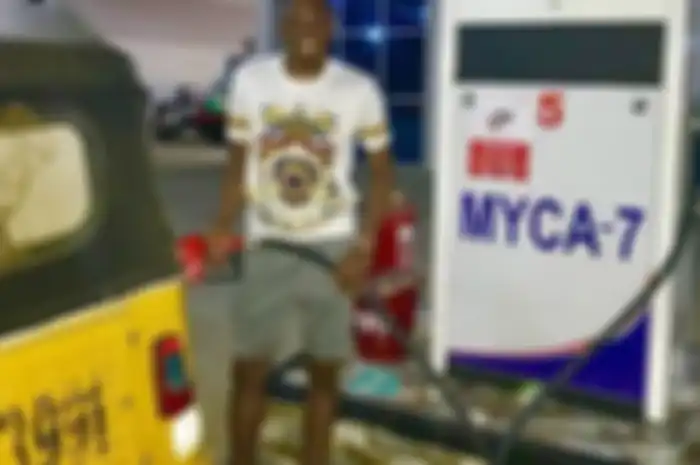 Ahmed Musa dengan senang mengisi bensin bajaj!