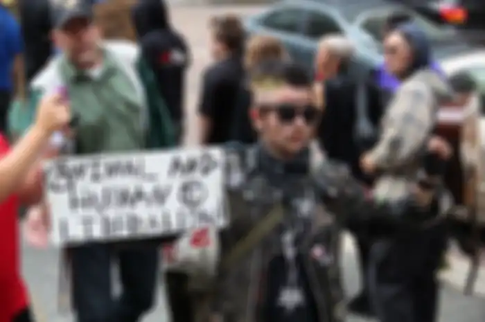 Seorang punk sedang unjuk rasa