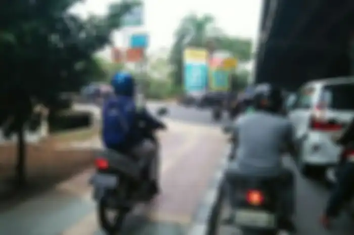 Pengendara motor yang menaiki trotoar (Kompas.com)