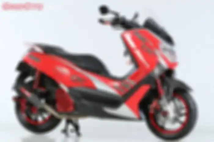 Yamaha NMAX dengan motif stiker mirror effect