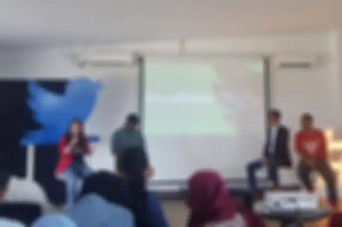 Country Head Twitter Indonesia, Novita Jong (kiri) mengungkap topik-topik yang ramai dibahas pengguna Twitter di Indonesia selama tahun 2017, Rabu (6/12/2017) di Jakarta.