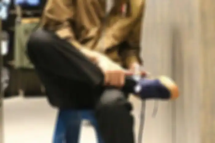 Jokowi saat cobain sepatu DC
