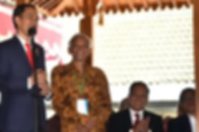 Jokowi saat bertemu Pak Kasmujo, dosen pembimbing skripsinya dulu 
