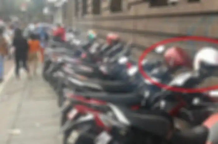 Kebiasaan masyarakat Indonesia yang meletakkan helm di spion