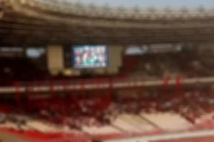 Layar televisi raksasa tampak di salah satu sudut Stadion Utama Gelora Bung Karno, jelang laga timnas Indonesia vs Islandia, Minggu (14/1/2018).(