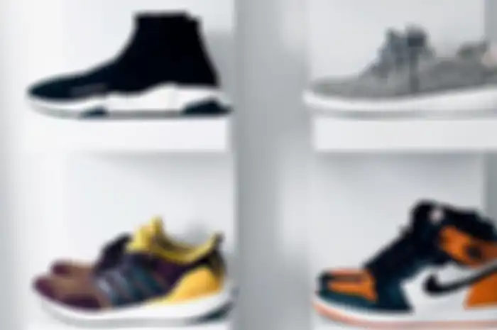 Sneaker shelf