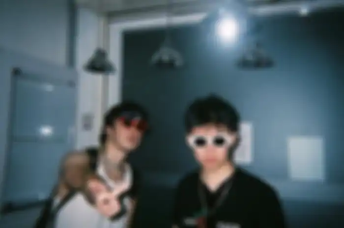 Foto Rich Brian Dengan Kacamata Uniknya