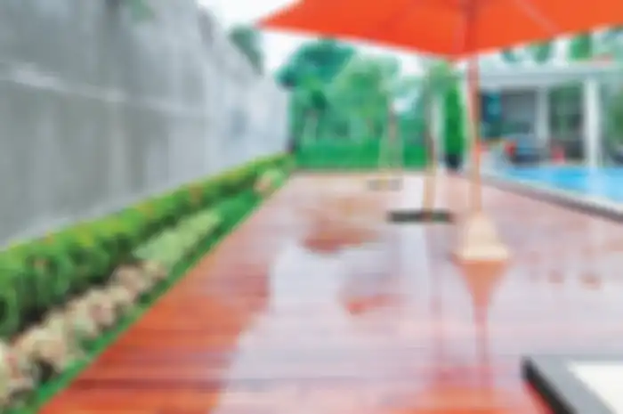Beberapa jenis kayu untuk ruang luar, saat sering terkena air, memiliki tampilan semakin bagus. 