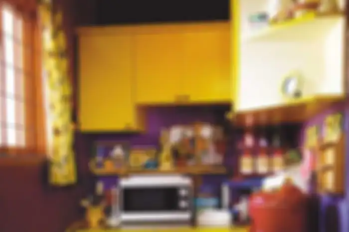 Pantry Warna Kontras yang Ceria
