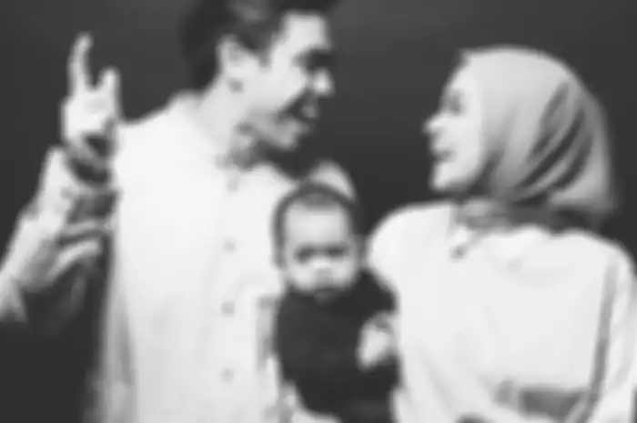 Ayudia Bing Slamet dengan suami dan anaknya.