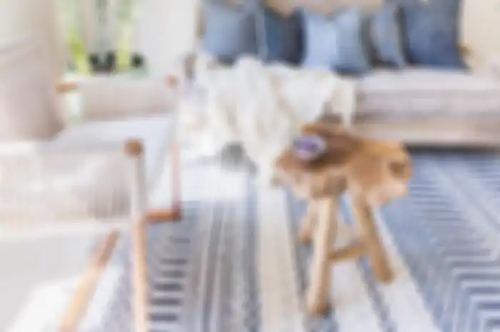 4 Tips Membersihkan Sofa Berbahan Kain