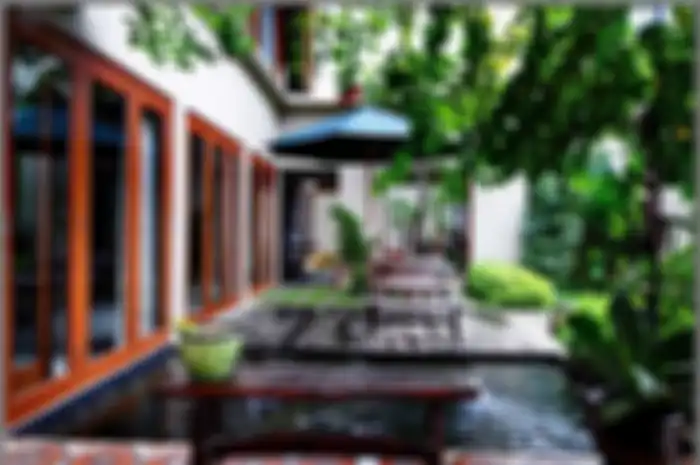 Kolam borderless dengan lantai rumah (dok. bracioroom.com)